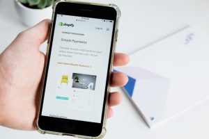 Read more about the article E-commerce Technology Is Your Best Bet To Grow